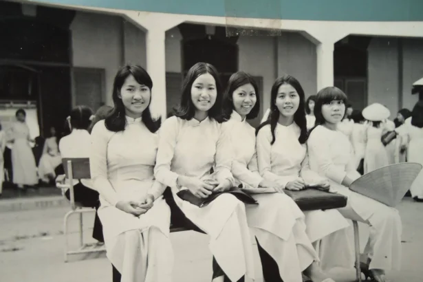 Áo dài nữ sinh Trường Trưng Vương: di sản văn hóa giáo dục miền nam Việt Nam