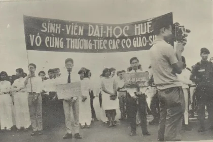 Huế 1968 sinh viên Đại Học Huế tiễn đưa cố giáo sư người Đức bị việt cộng tàn sát